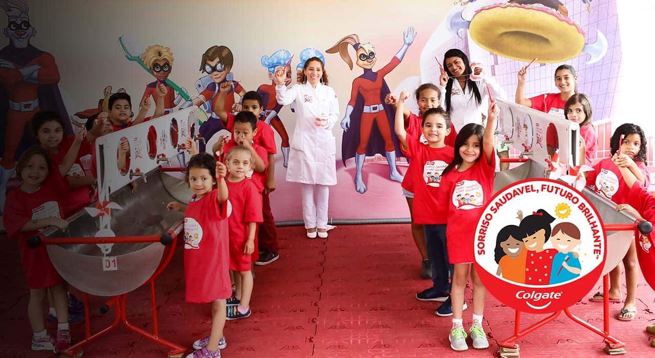Imagem com crianças atendidas pelo programa Sorriso Saudável, Futuro Brilhante 
