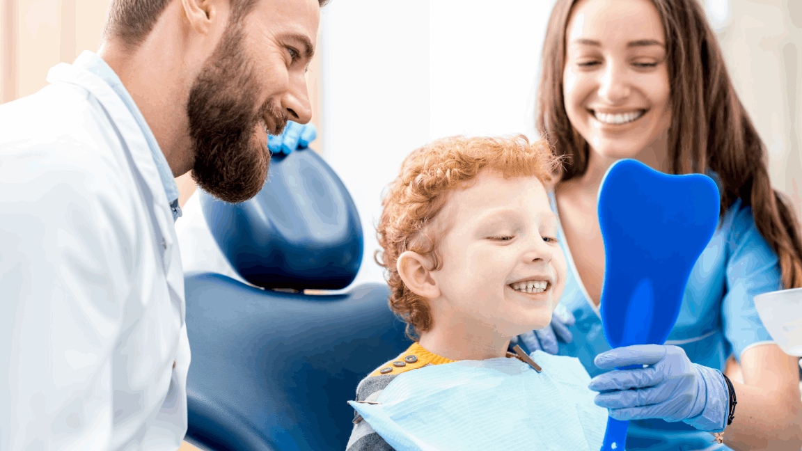 menino comendo panquecas