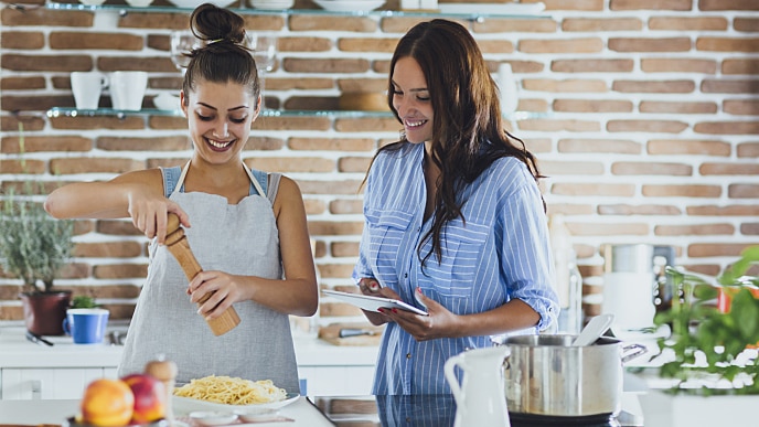 Mulheres preparando comida