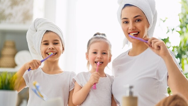 Garoto lavando a boca