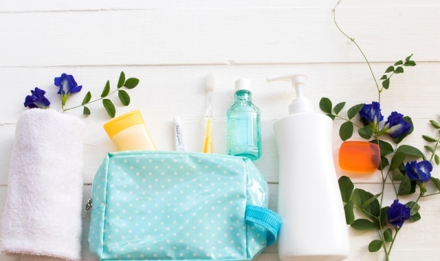 Mulher escovando os dentes em frente ao espelho