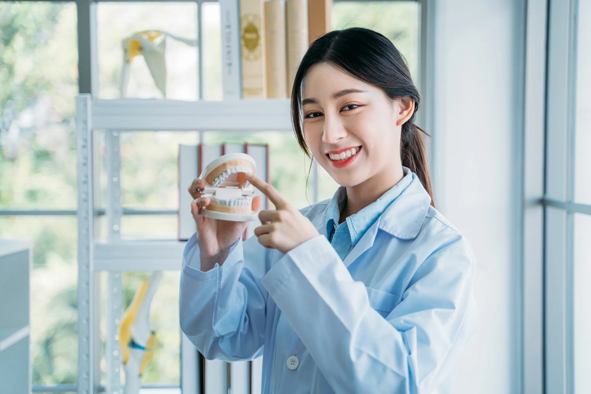 Doutora em seu consultório trabalhando