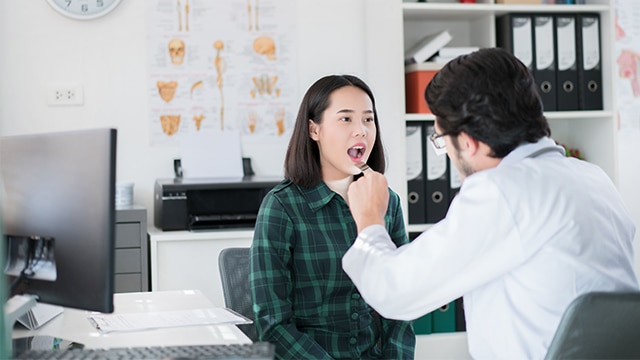 Amigas sorrindo enquanto conversam