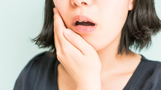 Homem no sofá com o iPad