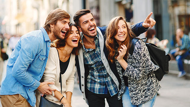 Grupo de jovens sorrindo