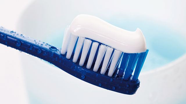 Creme dental sobre as cerdas da escova