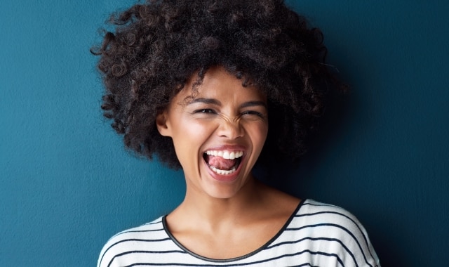 dentista examinando a boca do paciente