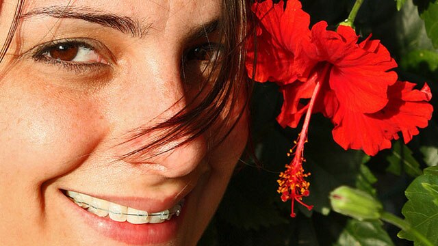 mulher com uma flor