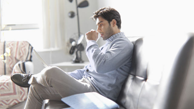 Homem tomando café