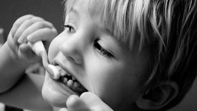 menino escovando os dentes