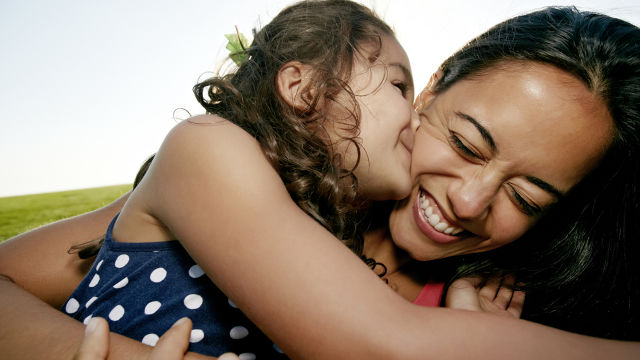 Filha beijando sua mamã