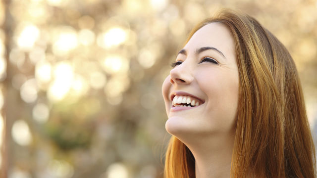 Mulher com dentes perfeitos sorrindo