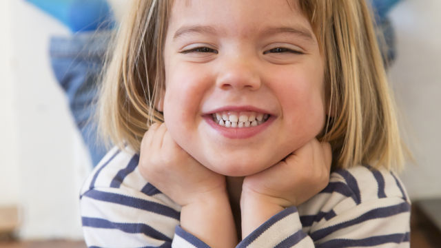 menina com sorriso brilhante