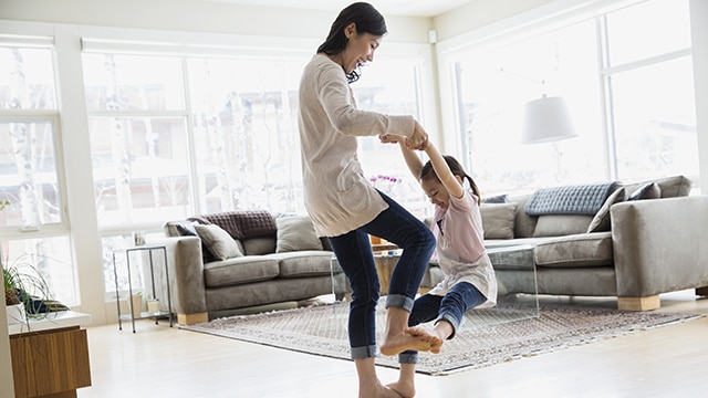 mãe brincando com a filha