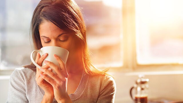 Mulher tomando uma caneca de café 