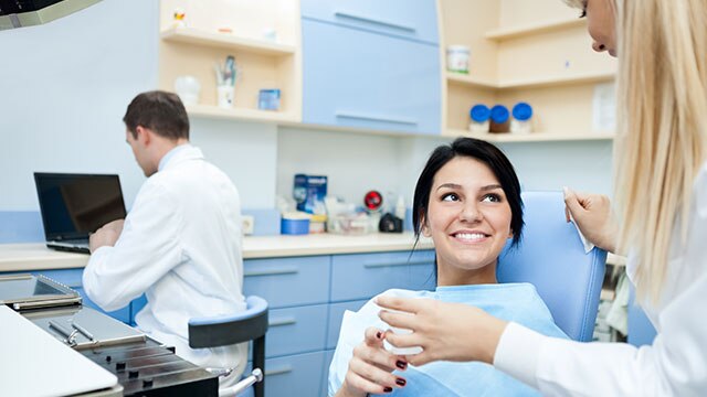 Um Dentista Antes Do Tratamento Do Câncer