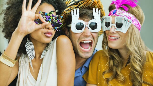 Três amigas com óculos de festa