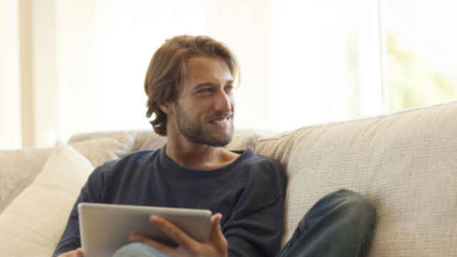 Homem no sofá com um iPad
