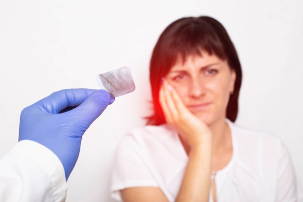 Dentista segurando radiografia