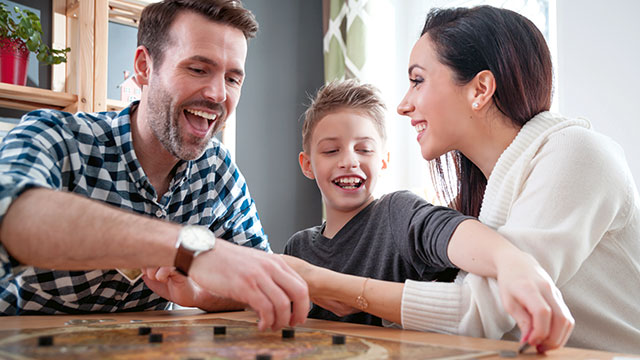 Casal se divertindo com os filhos ao ar livre