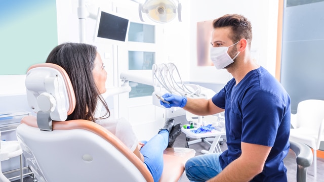 Dentista com seu paciente no consultório