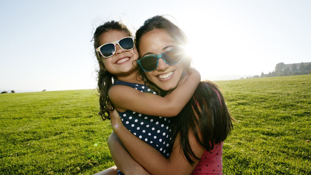 Mãe e filha sorrindo para foto