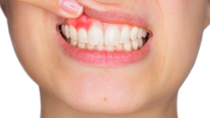 Pai e filho escovando os dentes