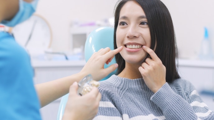 Pai e filho escovando os dentes