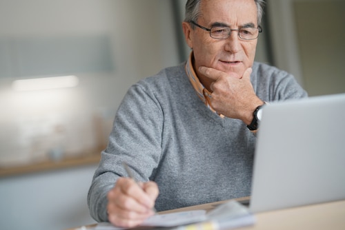 homem mais velho usando um laptop