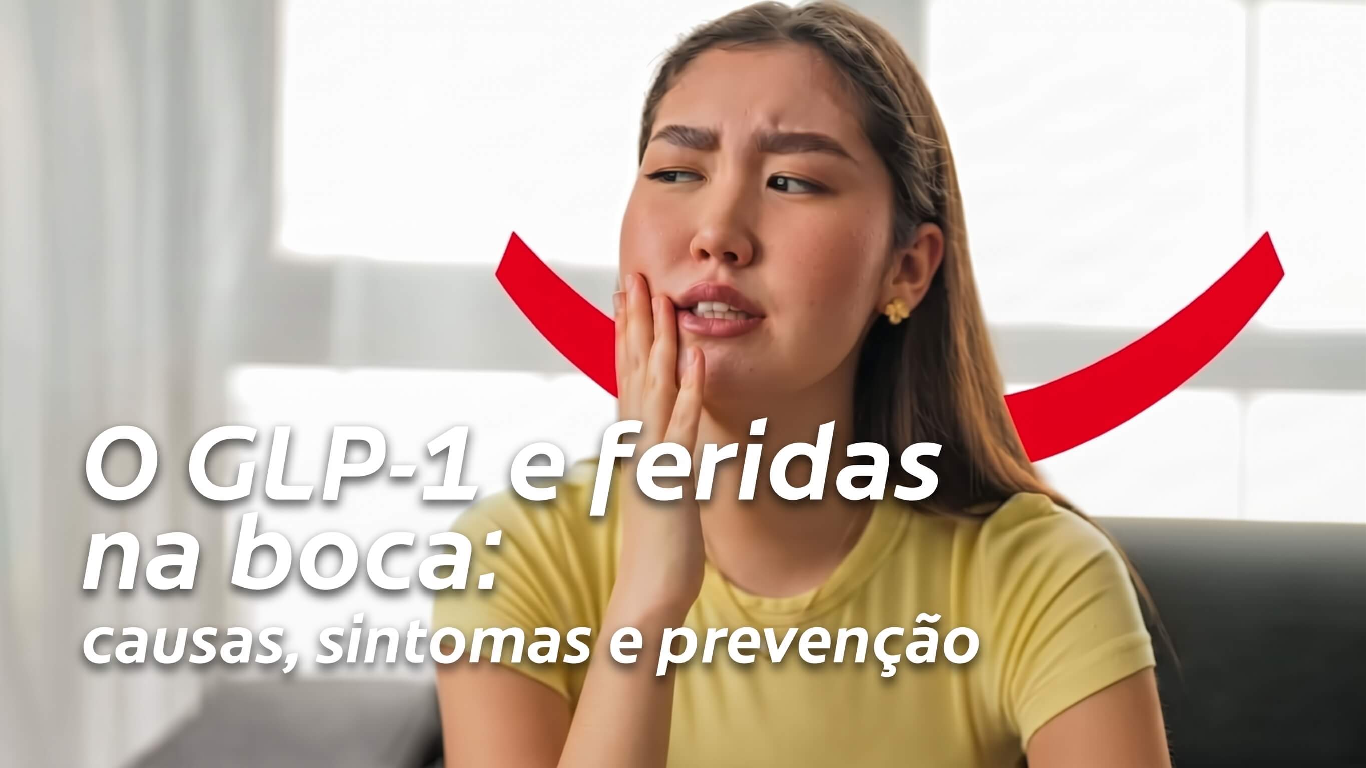 Uma mulher loira, vestindo uma camiseta amarela, com a mão encostada na lateral do rosto e demonstrando desconforto devido a feridas na boca causadas pelo GLP-1.