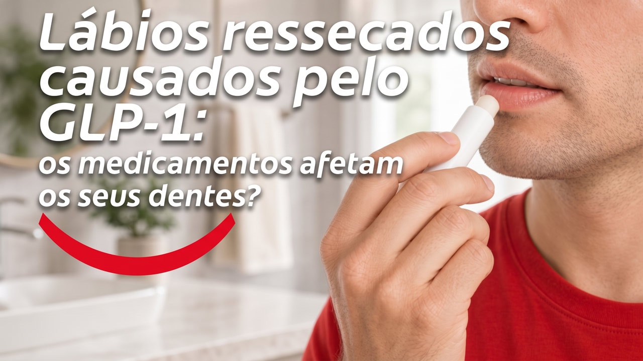 Um homem vestindo uma camiseta vermelha, em pé no banheiro, passando protetor labial para aliviar os sintomas de ressecamento labial causados pelo GLP-1.