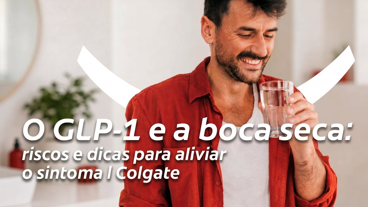 Um homem sorridente, de cabelos escuros, vestindo uma camiseta branca e uma camisa vermelha, levando um copo de água à boca para aliviar a sensação de boca seca causada pelo GLP-1.