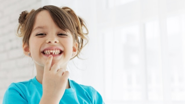 Filha beijando sua mamã