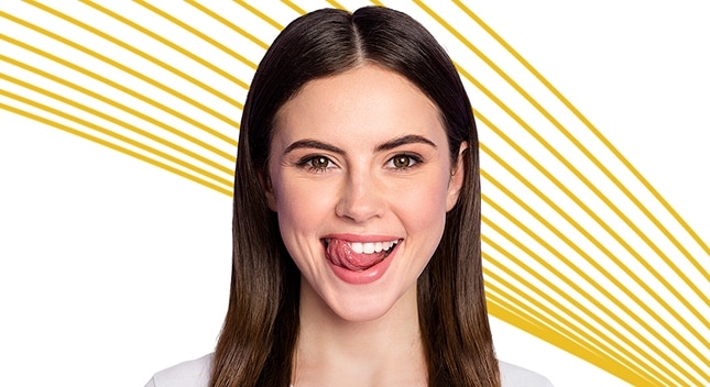 Imagem de mulher segurando uma pasta dental Colgate Total, mostrando o produto que oferece proteção antibacteriana por 24 horas para uma saúde bucal completa.