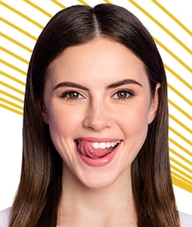 Imagem de mulher segurando uma pasta dental Colgate Total, mostrando o produto que oferece proteção antibacteriana por 24 horas para uma saúde bucal completa.