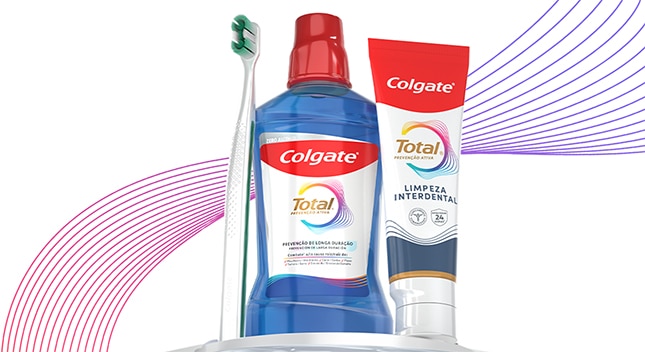 Imagem de uma escova dental com pasta dental Colgate Total, destacando a aplicação do produto para combater bactérias e cuidar da saúde bucal.