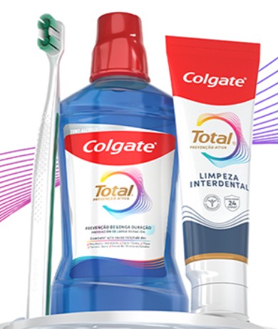 Imagem de uma escova dental com pasta dental Colgate Total, destacando a aplicação do produto para combater bactérias e cuidar da saúde bucal.