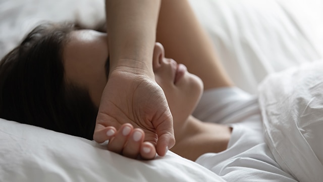 Homem de meia-idade derramando água em um copo de vidro enquanto sorria