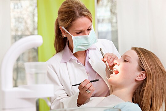 Seção transversal de dente com cárie dentária