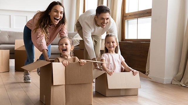 Crianças brincando com o carrossel