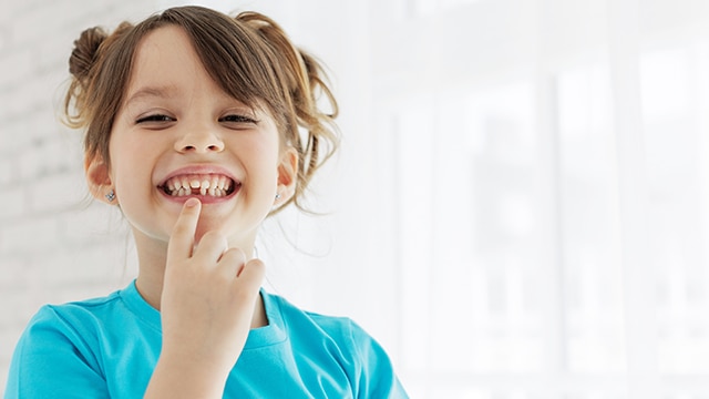 Lindo bebê no peito da mãe