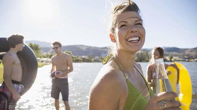 mulher sorrindo no lago com seus amigos