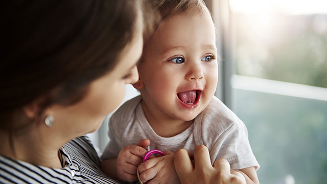 mãe sorridente com seu bebê