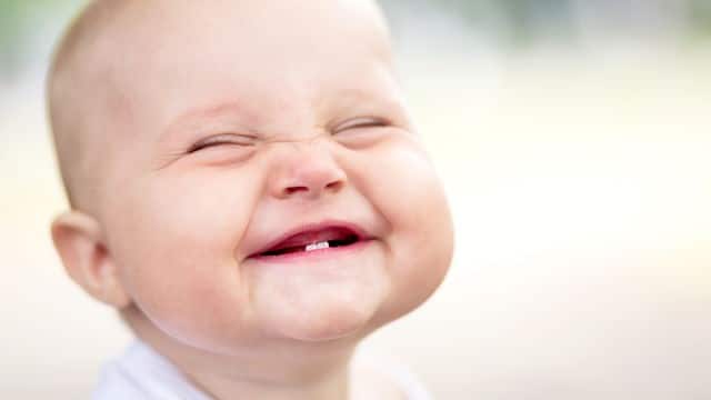 Bebê sorrindo com dois dentes