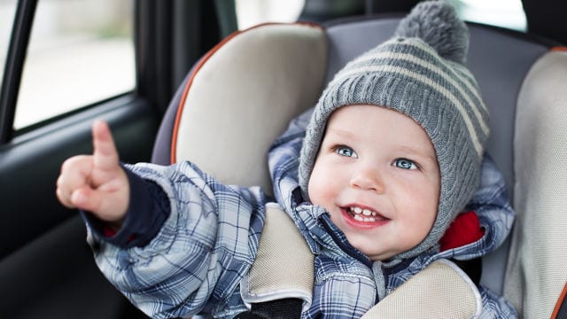 bebê sorrindo na cadeirinha do carro