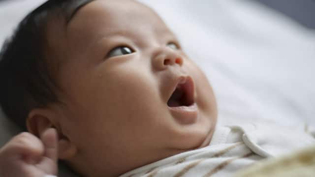 Bebê com primeiros dentes nascendo