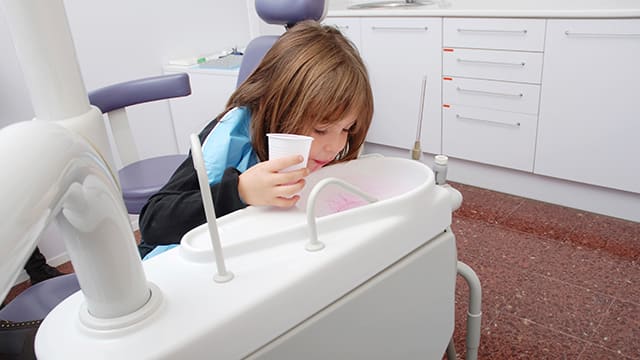 Menina visita o dentista