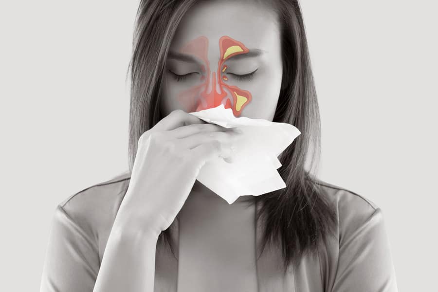 Mulheres assoar o nariz com sinusite