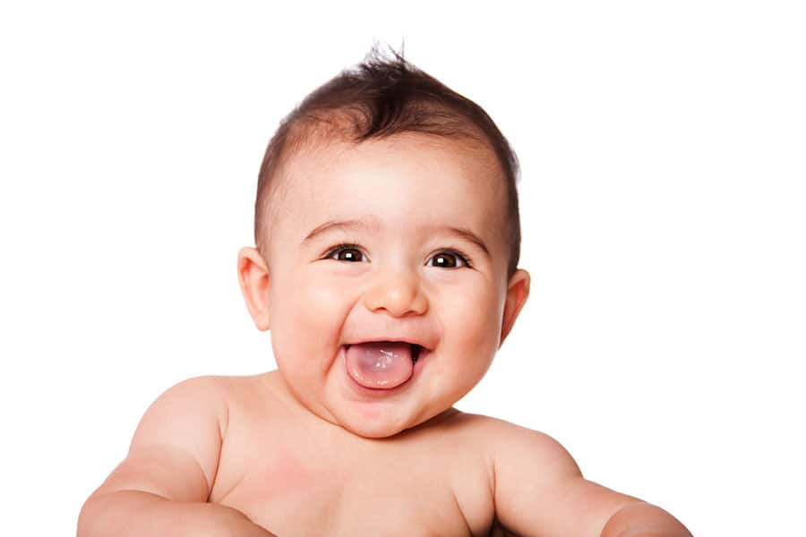 a cara de sorriso do bebê que mostra a língua