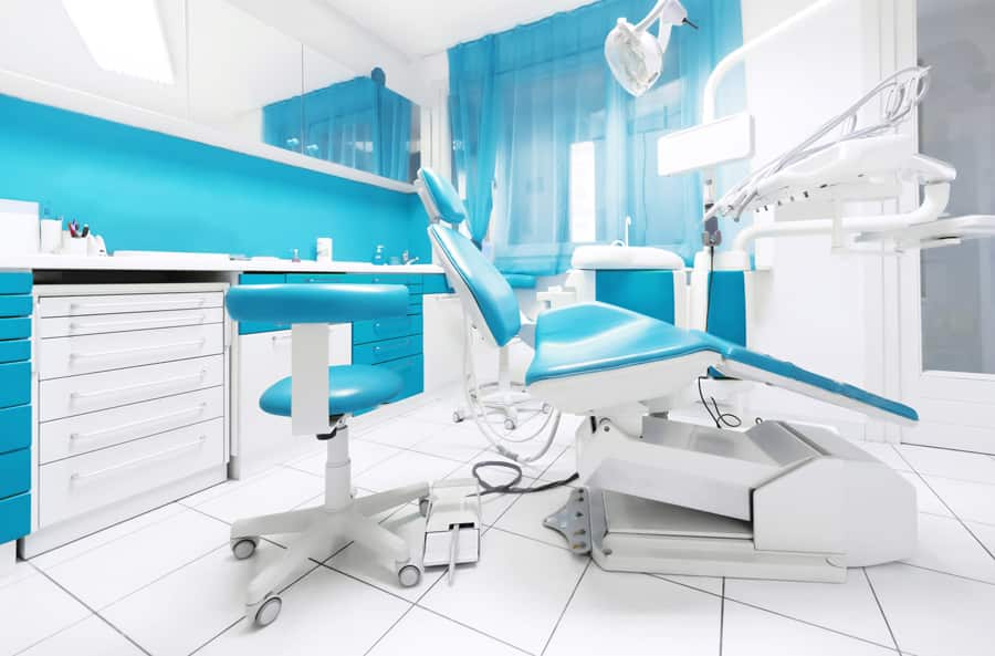 interior da clínica dentária com equipamento odontológico modern